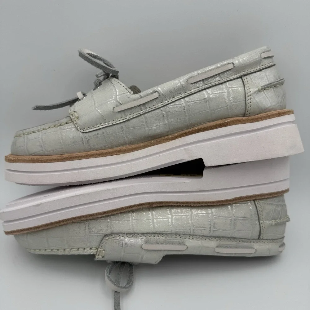 DONALD J. PILNER LILLITH‎ Boat Shoes Brushed Metallic Silver Size 6 NWOB